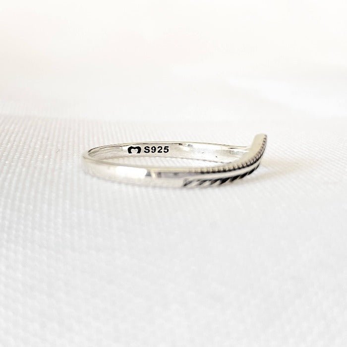 Vue de haut de la Bague Eden en Argent Sterling 925 sur fond blanc, mettant en valeur la forme en V, les détails de feuilles d'arbres et le poinçon 925, garantissant la qualité de l'argent sterling.