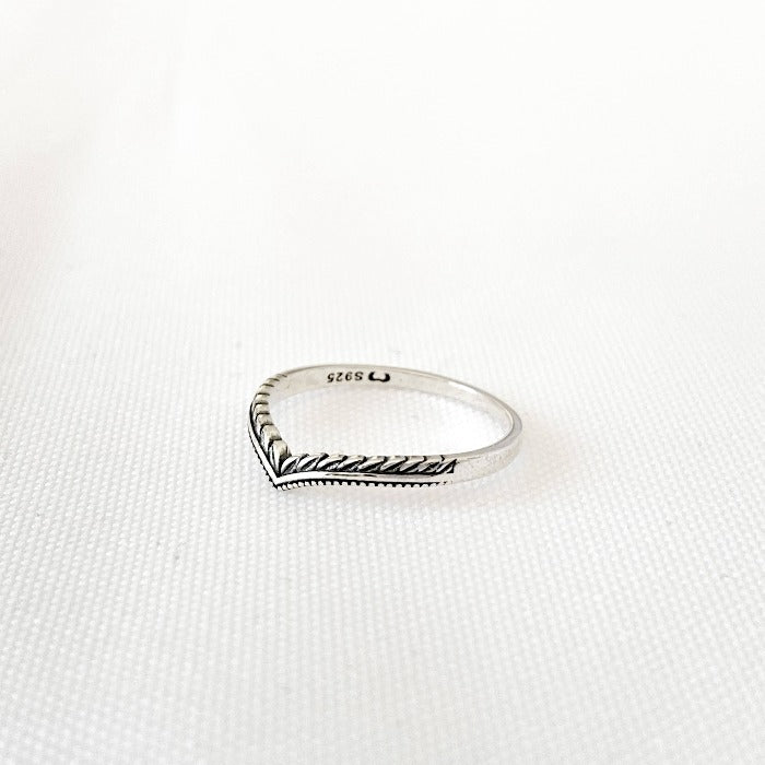 Vue de haut et de profil de la Bague Eden en Argent Sterling 925 sur fond blanc, mettant en valeur la forme en V et les détails de feuilles d'arbres sous différents angles, soulignant l'élégance de son design naturel.