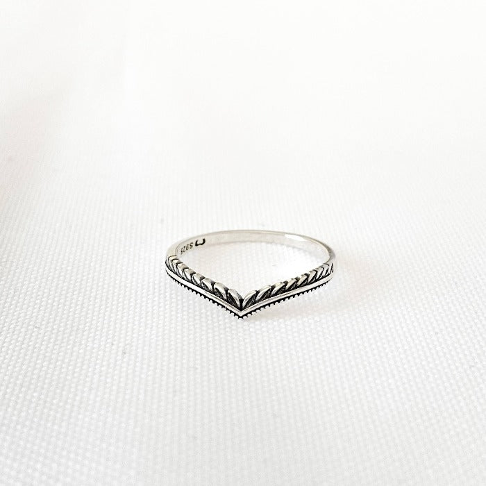 Bague Eden en Argent Sterling 925 vue de haut sur fond blanc, mettant en valeur la forme en V et les détails subtils de feuilles d'arbres, créant un design élégant et naturel.