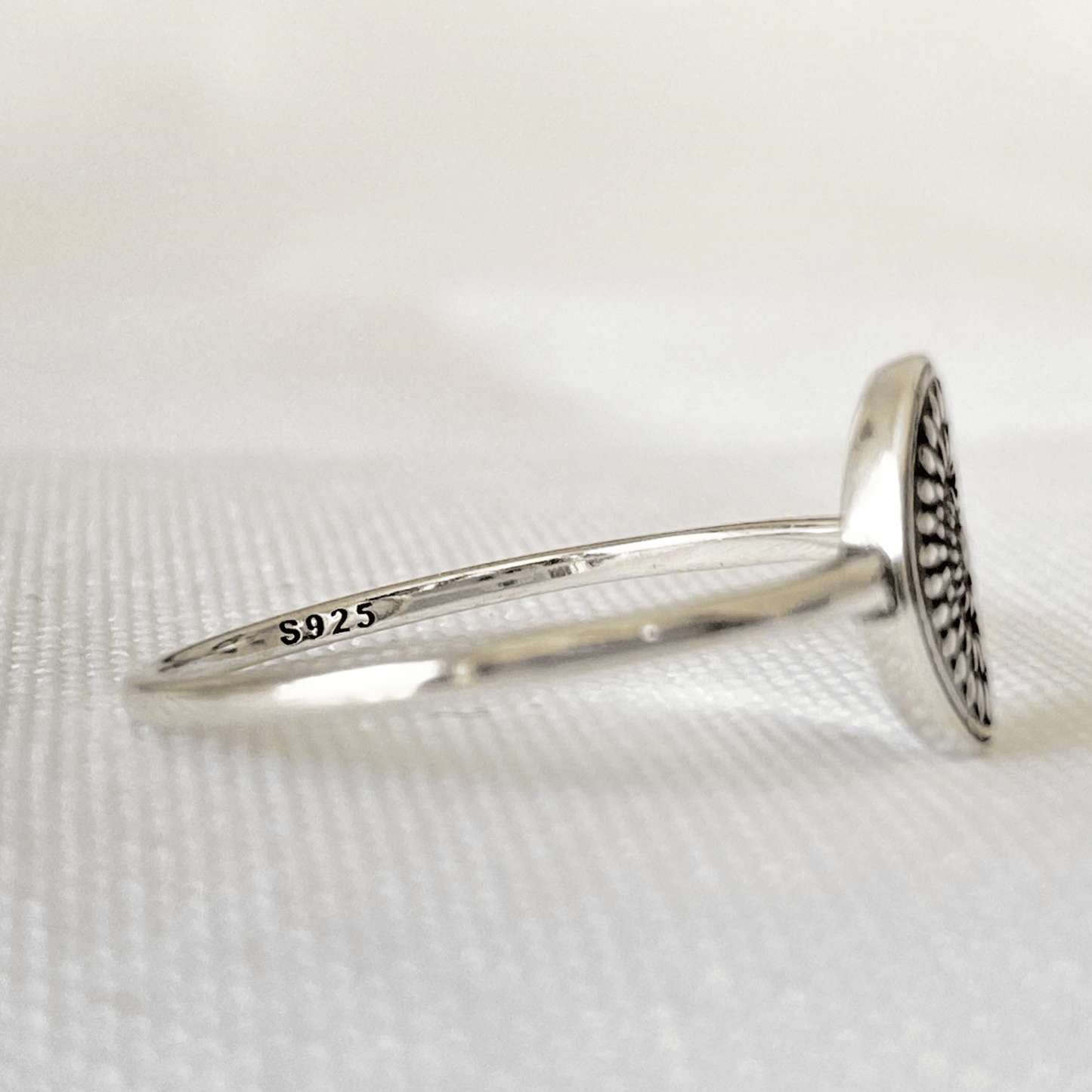 Vue de côté de la Bague Gypsie en Argent Sterling 925 avec zoom sur le poinçon 925, garantissant l'authenticité et la qualité de l'argent sterling, tout en mettant en valeur son design bohème avec des motifs losanges délicats.