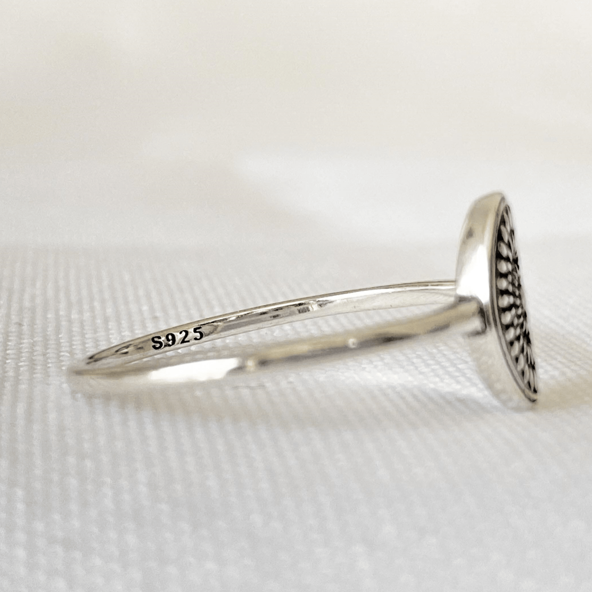 Vue de côté de la Bague Gypsie en Argent Sterling 925 avec zoom sur le poinçon 925, garantissant l'authenticité et la qualité de l'argent sterling, tout en mettant en valeur son design bohème avec des motifs losanges délicats.