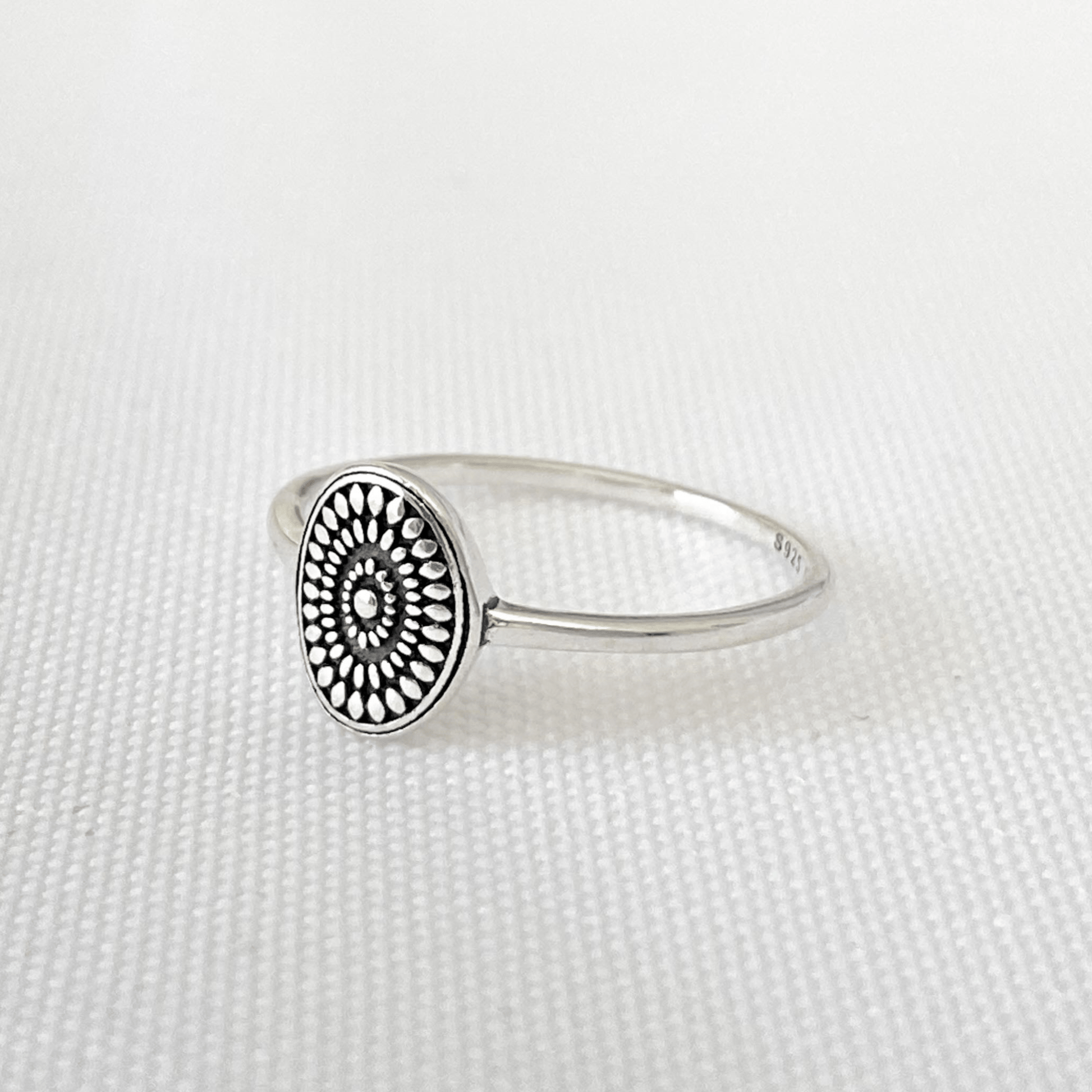 Bague Gypsie en Argent Sterling 925 vue de côté et en hauteur, mettant en valeur ses motifs losanges bohèmes et son design élégant, capturant la finesse du travail en argent sterling.