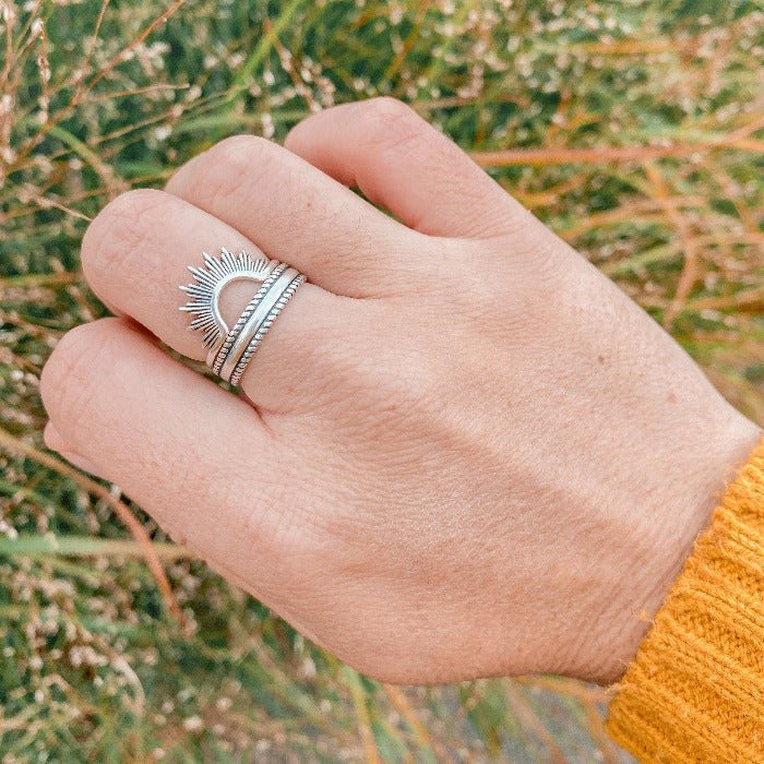 Bague Jonc en Argent Sterling portée avec la Bague Soley, créant une combinaison élégante et intemporelle, parfaite pour un look sophistiqué et harmonieux.