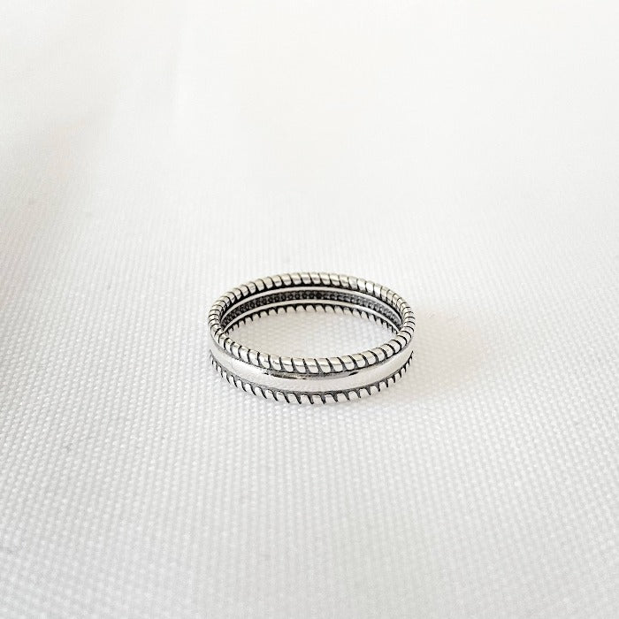 Bague Jonc en Argent Sterling vue de face et légèrement en hauteur, mettant en valeur son design simple et élégant, symbolisant la continuité et l'éternité avec une finition en argent sterling 925 durable.