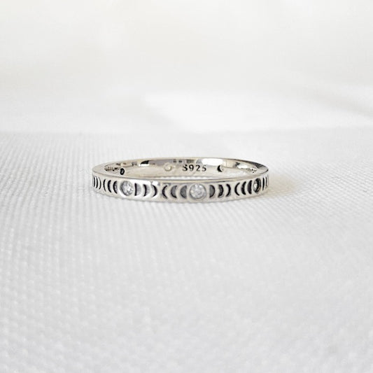 Bague Moonphase en Argent Sterling 925 vue de face, mettant en valeur les phases lunaires en relief, avec un zircon au centre de chaque pleine lune, créant un design mystérieux et lumineux.