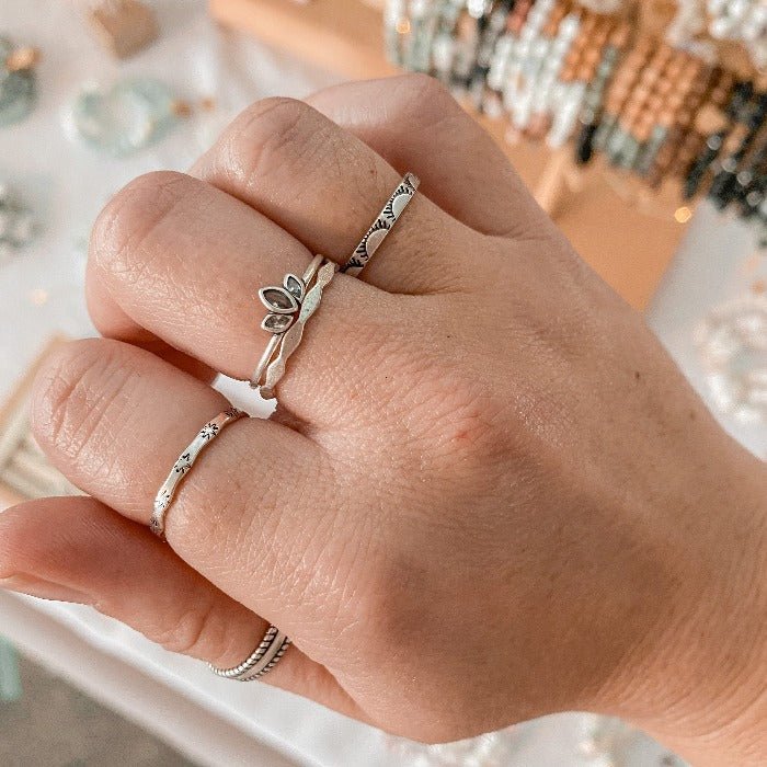 Bague Onde en Argent Sterling portée avec les bagues Lotus, Sunny, Aube et Jonc, créant une combinaison chic et raffinée, parfaite pour un look élégant et harmonieux.