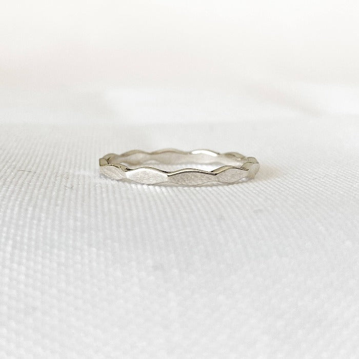 Bague Onde en Argent Sterling vue de face sur fond blanc, mettant en valeur son anneau ondulé, symbolisant la fluidité et la beauté naturelle, avec un design minimaliste et élégant.