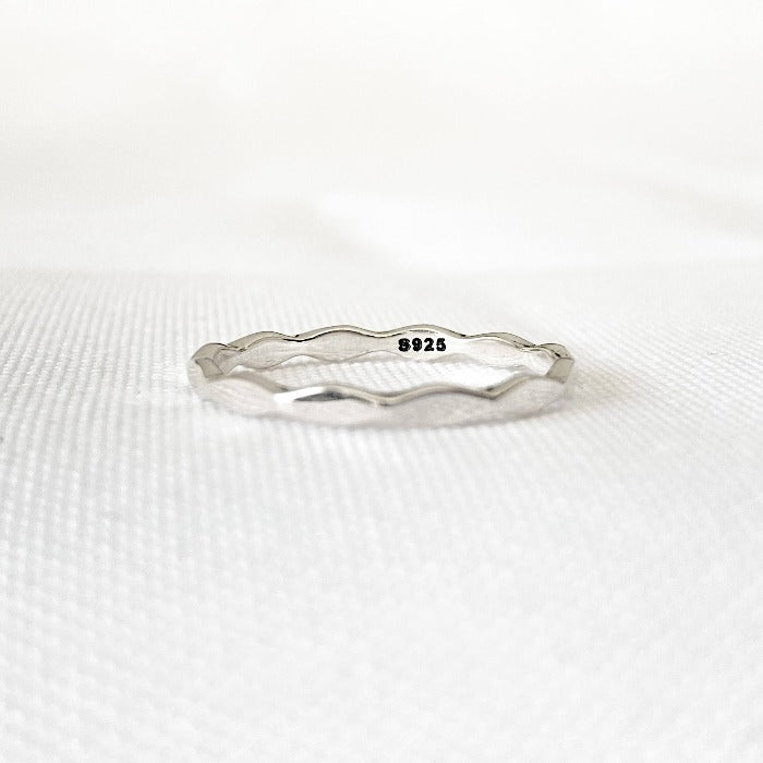 Vue de face de la Bague Onde en Argent Sterling avec zoom sur le poinçon 925, mettant en évidence la finesse du design ondulé et l'authenticité du métal.