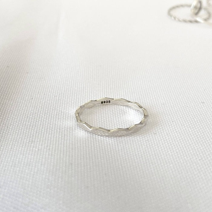 Vue de haut de la Bague Onde en Argent Sterling avec zoom sur le poinçon 925, garantissant l'authenticité du bijou et mettant en valeur son design ondulé simple et élégant.