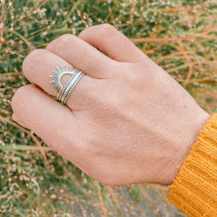 Bague Soley en Argent Sterling 925 portée avec la bague Jonc, créant une combinaison élégante et minimaliste, avec le design du soleil levant apportant une touche d'énergie et de lumière à l'ensemble.