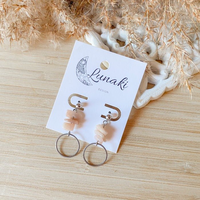 PITAKA | Boucles d'oreilles en pierre de soleil et acier inoxydable - Lunaki Design