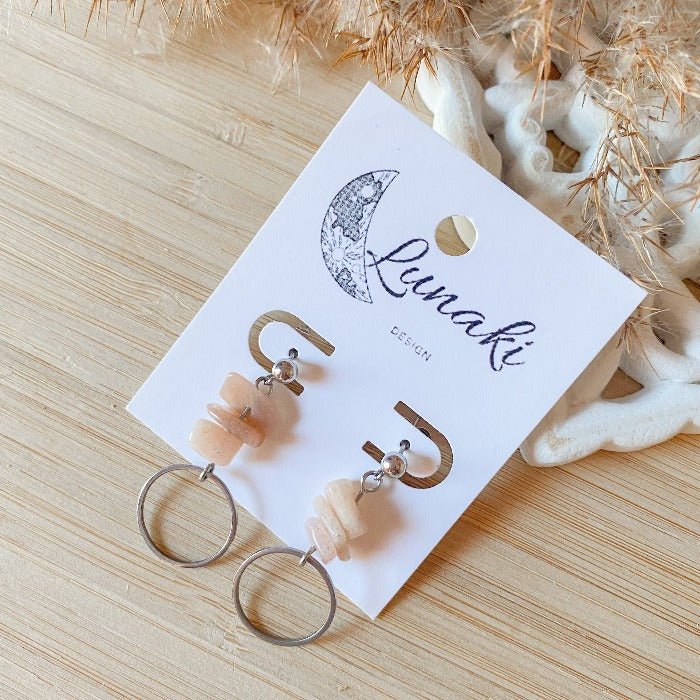 PITAKA | Boucles d'oreilles en pierre de soleil et acier inoxydable - Lunaki Design