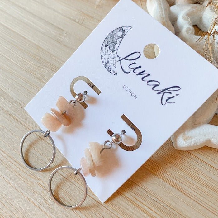 PITAKA | Boucles d'oreilles en pierre de soleil et acier inoxydable - Lunaki Design