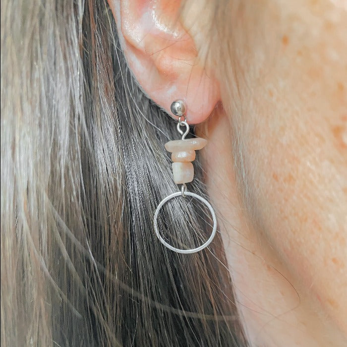 Boucles d'oreilles Pitaka portées à l'oreille