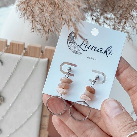PITAKA | Boucles d'oreilles en pierre de soleil et acier inoxydable - Lunaki Design