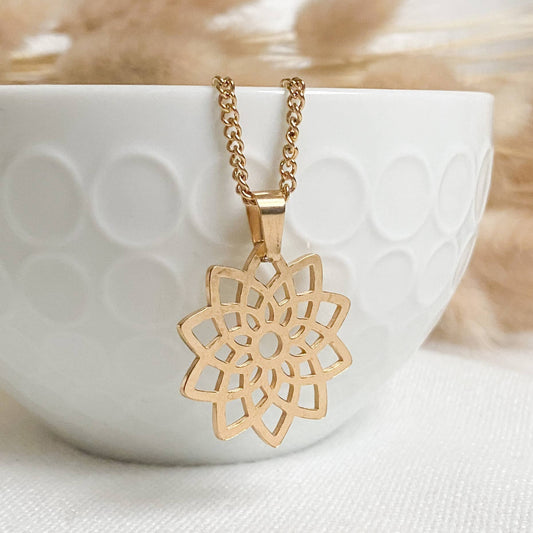 Collier minimaliste avec chaine en acier inoxydable doré et pendentif en forme de lotus