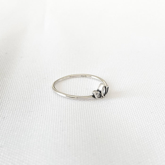 Zoom sur le poinçon 925 de la Bague Lotus en Argent Sterling, garantissant l'authenticité et la qualité de l'argent sterling, visible sur un fond neutre.