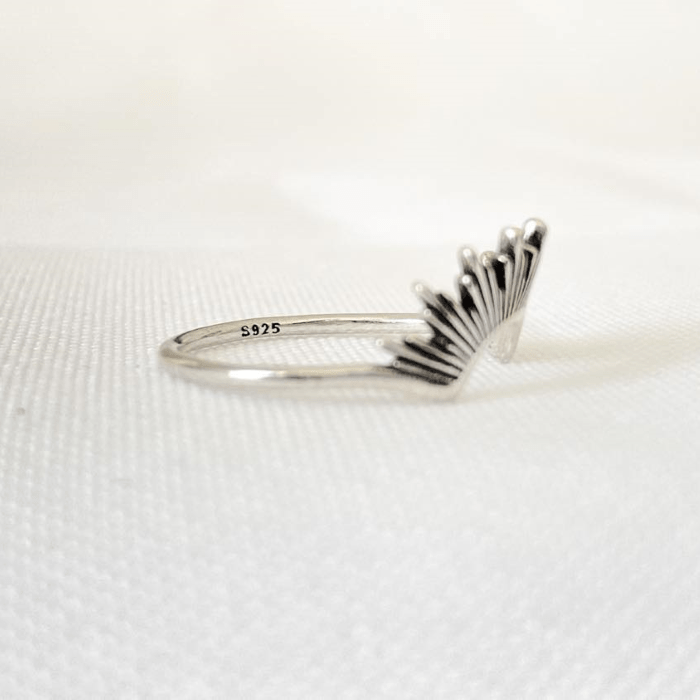 Zoom sur le poinçon 925 de la Bague Soley en Argent Sterling, garantissant l'authenticité et la qualité de l'argent sterling, visible sur un fond neutre.