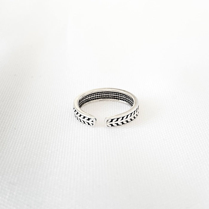 Vue de derrière de la bague ajustable Spring en argent sterling 925, montrant le mécanisme ajustable pour un ajustement facile et confortable, avec un motif de feuille délicat symbolisant la sérénité et la connexion à la nature.