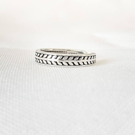 Bague ajustable Spring en argent sterling 925 vue de face sur fond blanc, avec un motif de feuille délicat, symbolisant la beauté et l'harmonie avec la nature. Un bijou élégant et durable, parfait pour ajouter une touche de sérénité à ton style.