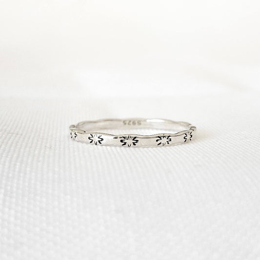 Bague Aube en argent sterling 925 avec motifs de soleil, vue de face sur fond blanc, ajoutant une touche de lumière et de chaleur à ton look.