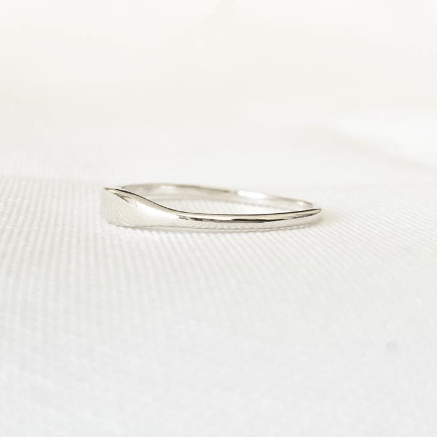 Vue de côté de la bague Flow en argent sterling 925, mettant en valeur sa forme unique avec une partie centrale légèrement plus large, alliant élégance et simplicité.