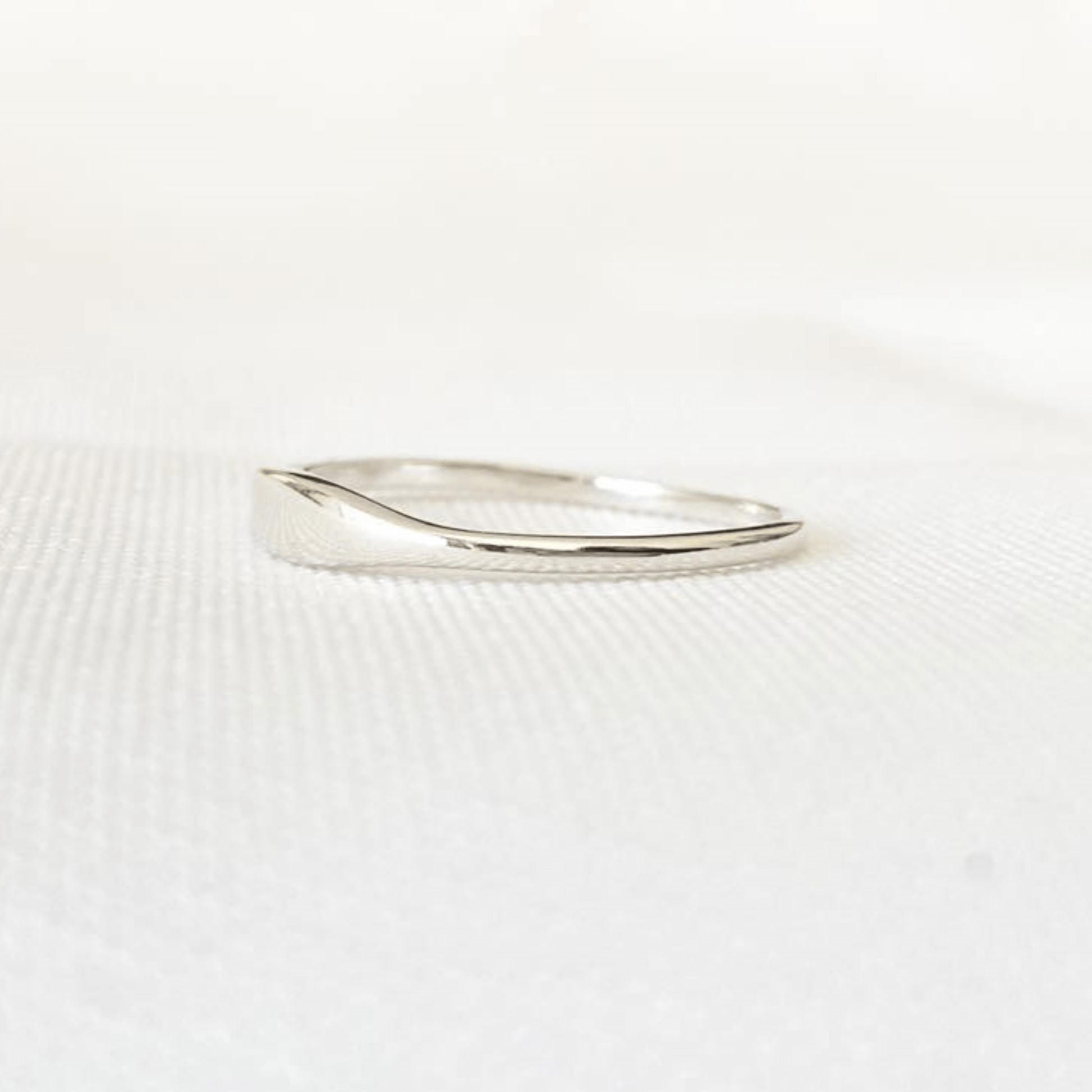 Vue de côté de la bague Flow en argent sterling 925, mettant en valeur sa forme unique avec une partie centrale légèrement plus large, alliant élégance et simplicité.