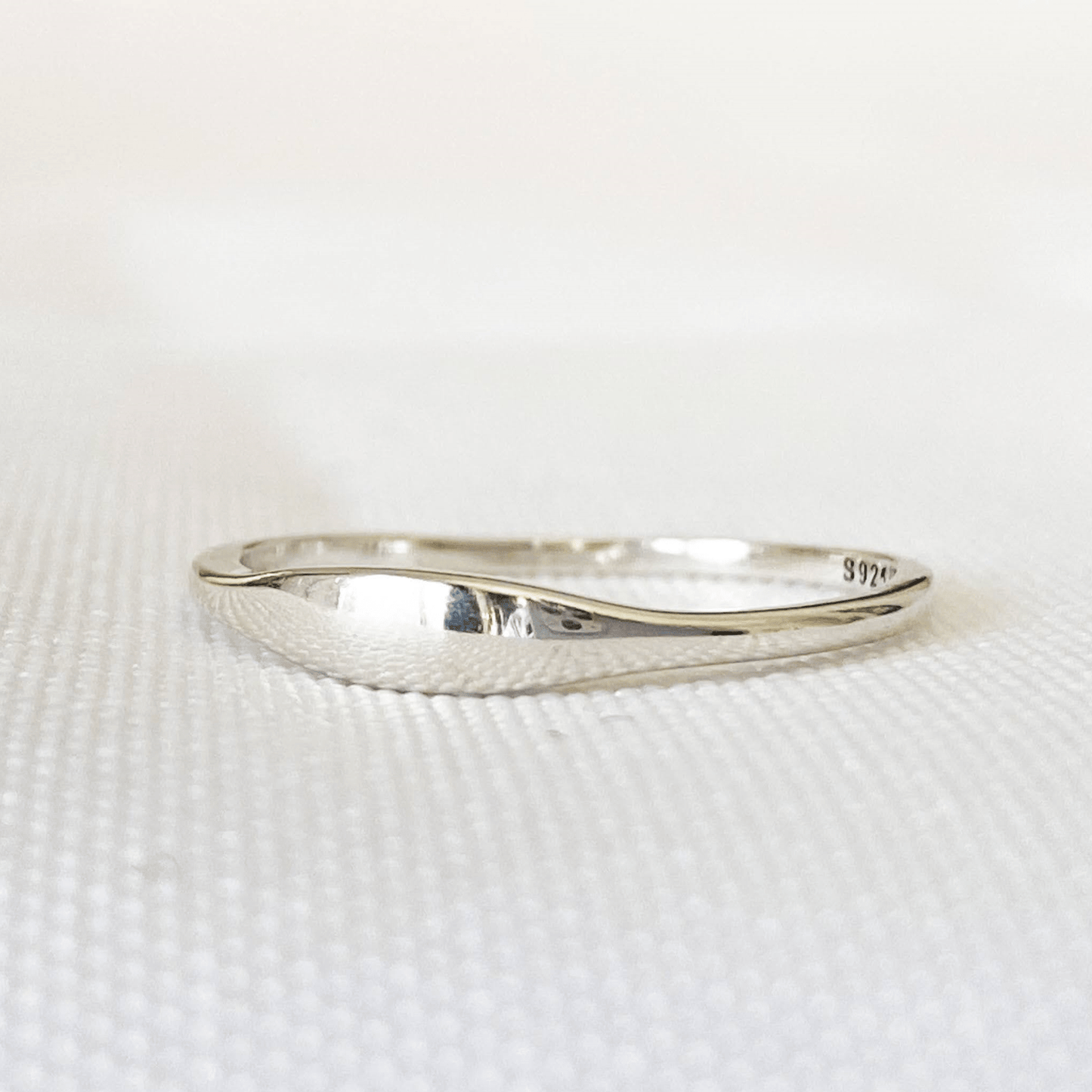 Bague Flow en argent sterling 925, vue de face sur fond blanc, avec une partie centrale légèrement plus large, alliant simplicité et élégance intemporelle.