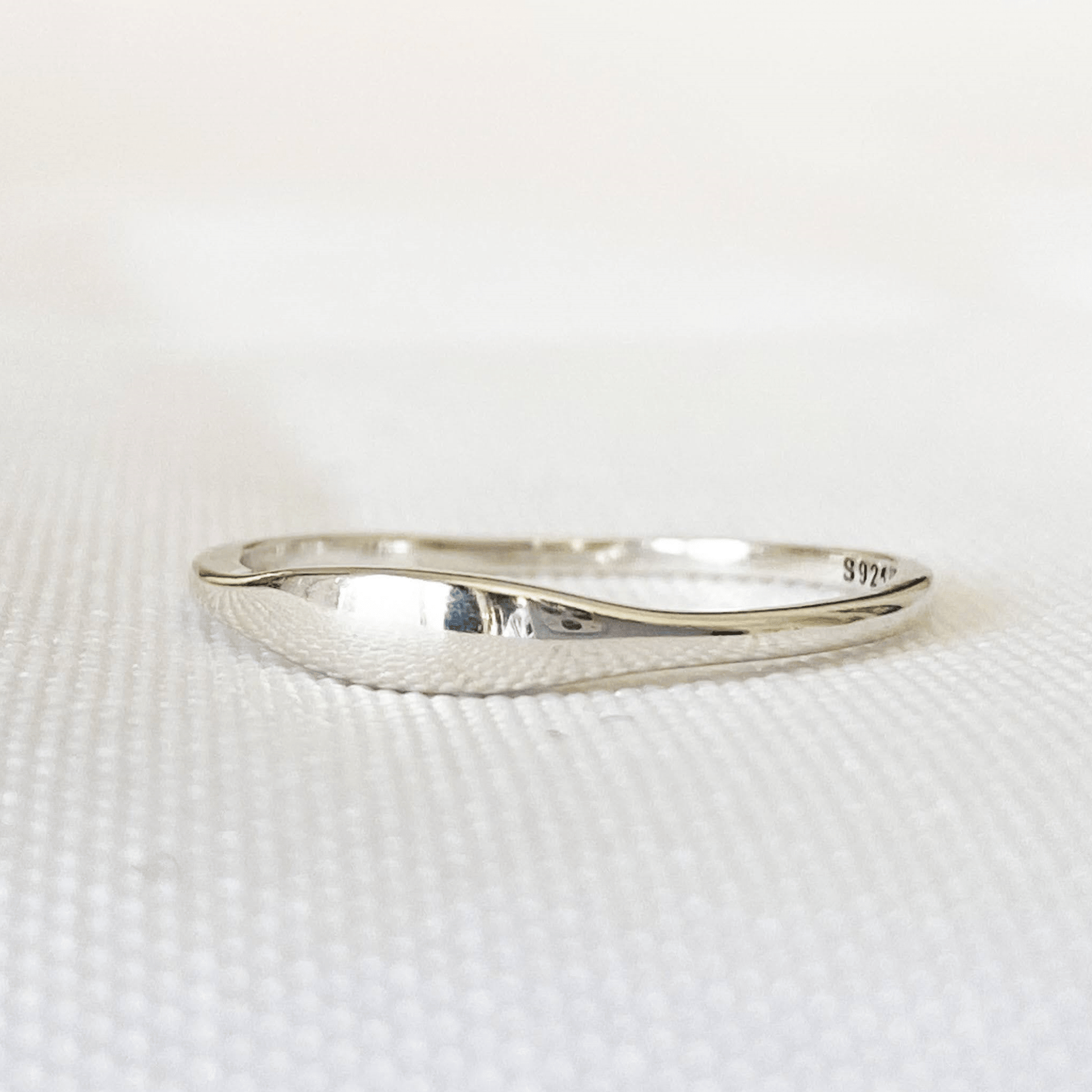 Bague Flow en argent sterling 925, vue de face sur fond blanc, avec une partie centrale légèrement plus large, alliant simplicité et élégance intemporelle.