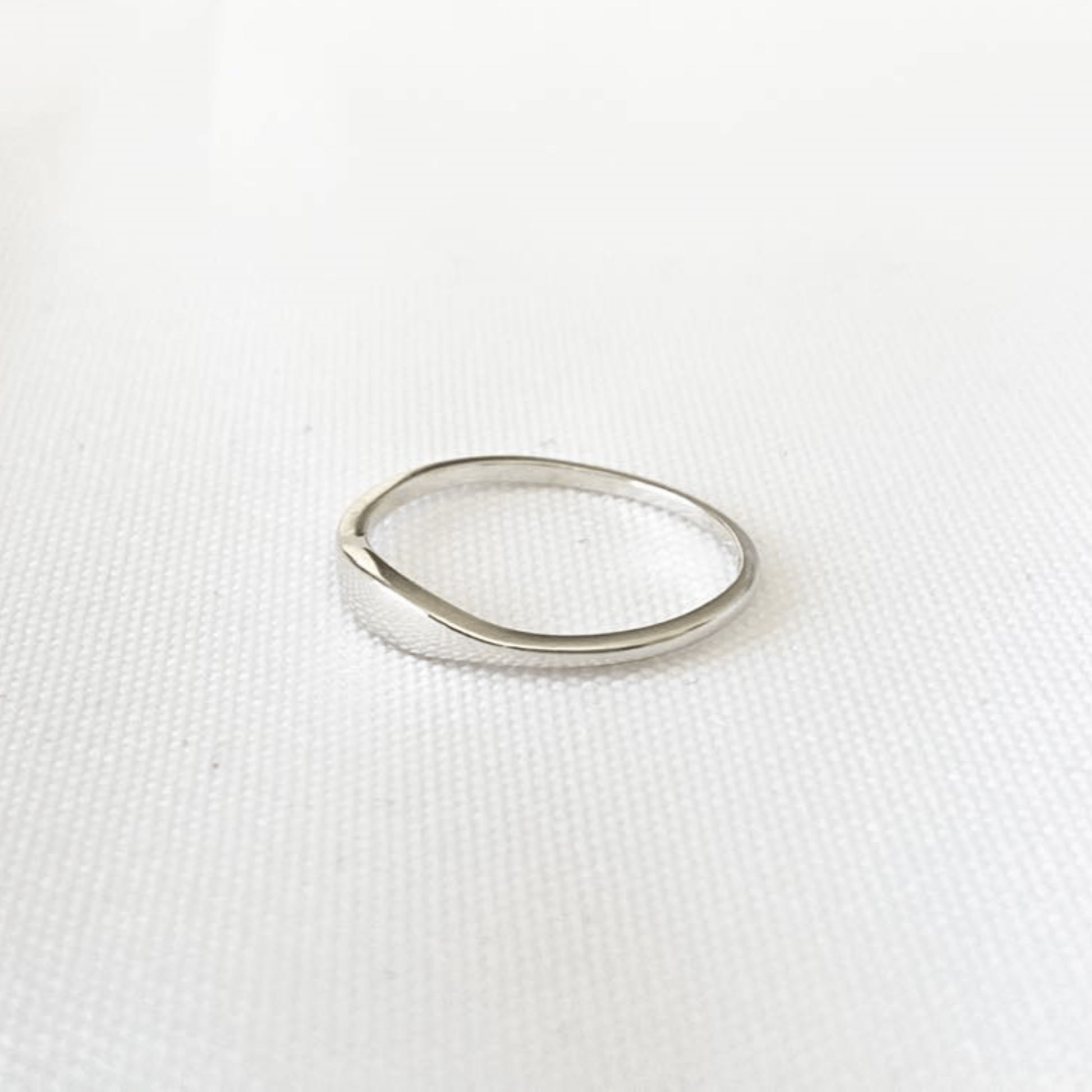 Vue de haut de la bague Flow en argent sterling 925, mettant en valeur sa forme unique avec une partie centrale légèrement plus large, alliant simplicité et élégance.