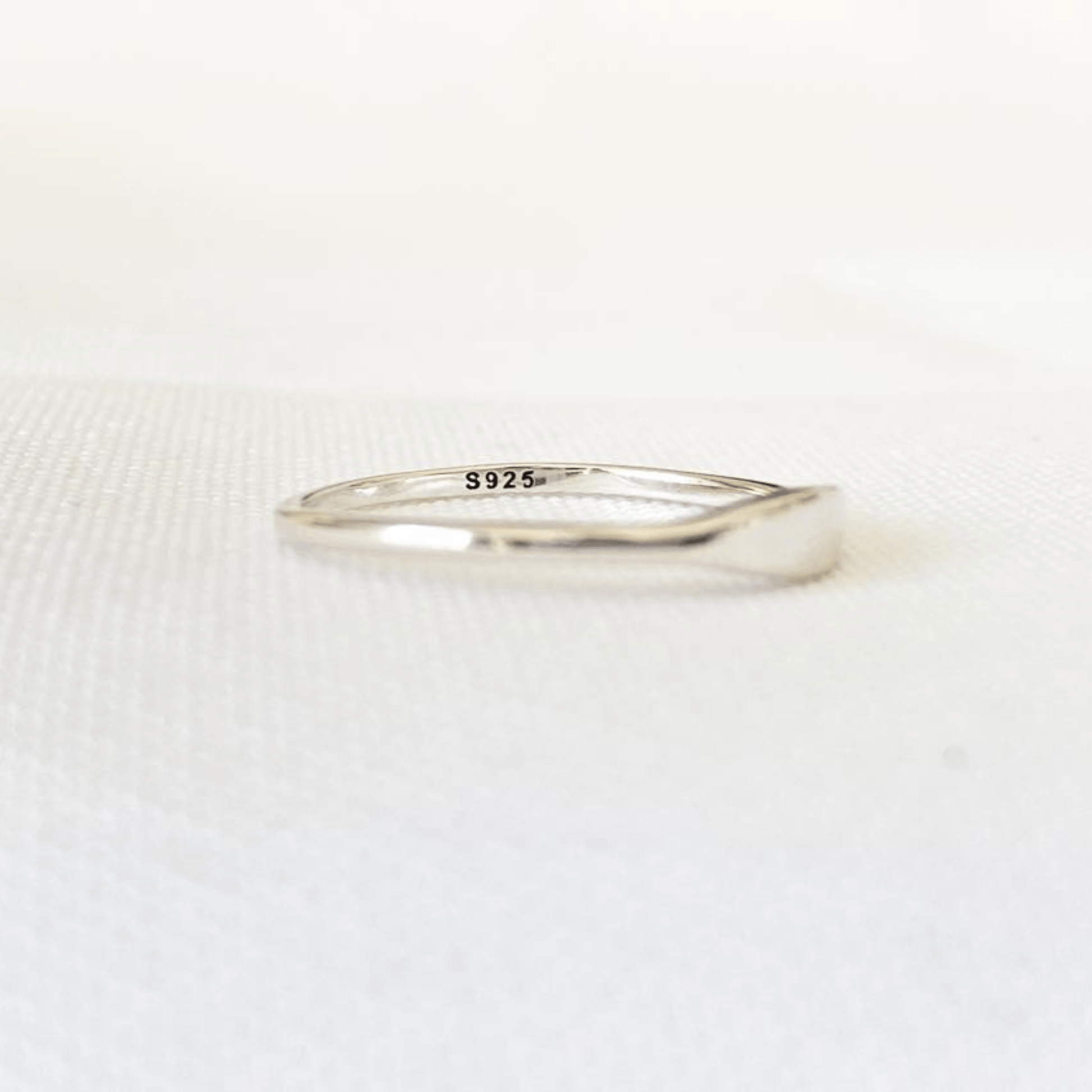 Vue de haut de la bague Flow en argent sterling 925 avec zoom sur le poinçon, mettant en valeur l'authenticité et la qualité du métal précieux.