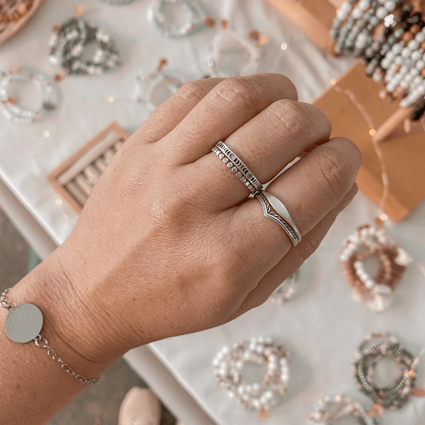 Bague Flow en argent sterling 925 portée en combinaison avec les bagues Moonphase, Pico et Eden, créant un look élégant et minimaliste, parfait pour ajouter une touche de style à n'importe quelle tenue.