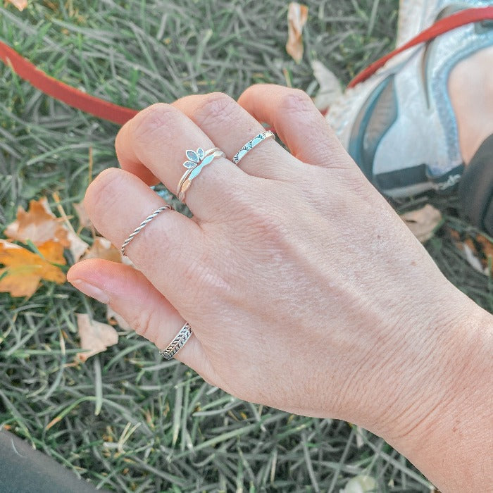 Bague Torsade en argent sterling 925 portée en combinaison avec les bagues Sunny, Lotus, Onde et Spring, créant un look élégant et raffiné, parfait pour un style unique et audacieux.