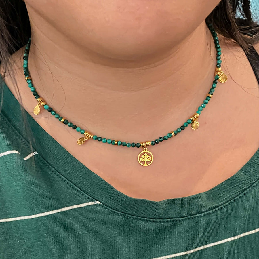 Photo cliente portant DEMETER | Collier en Malachite avec pendentif arbre de vie