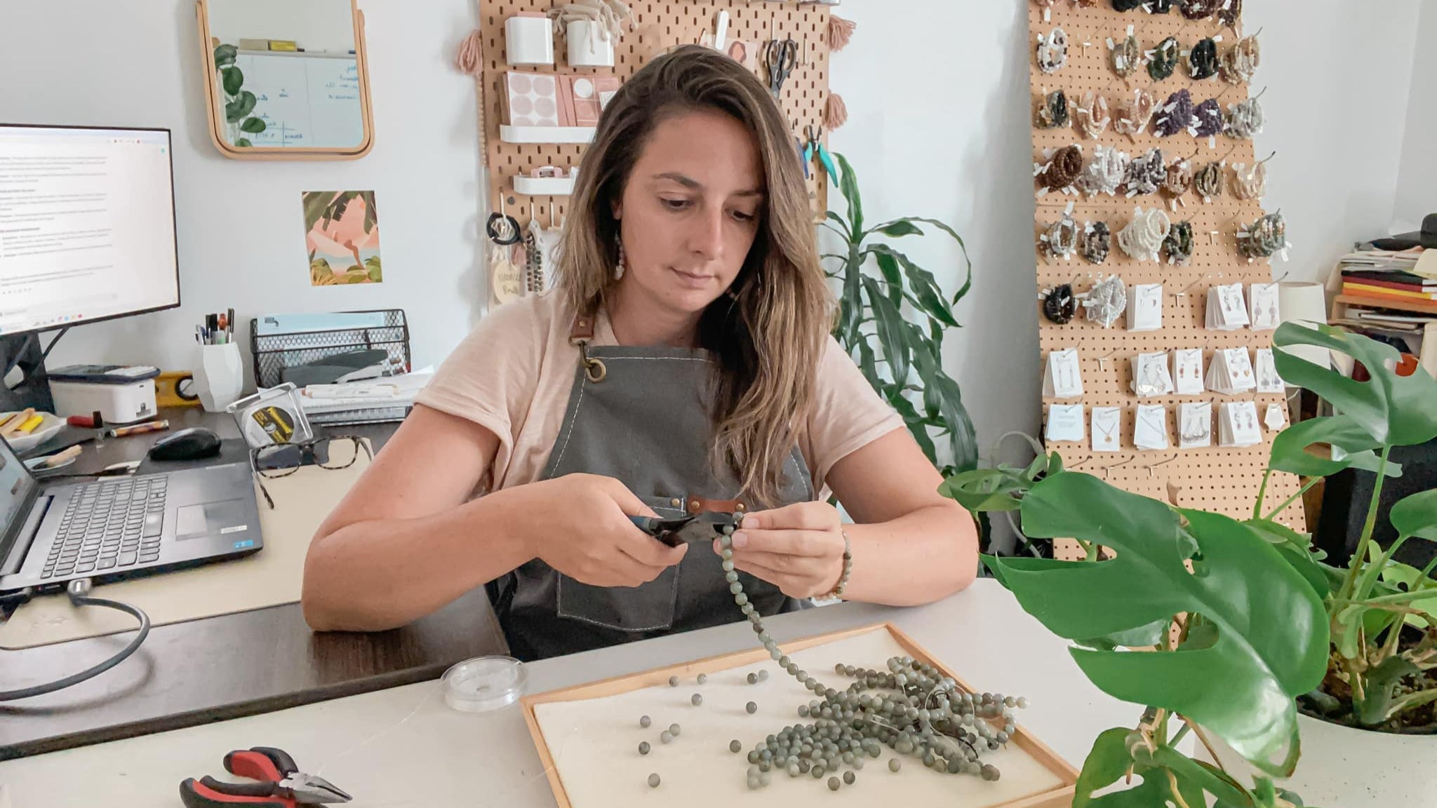 Alexia, la créatrice et artisane de Lunaki Design en train de travailler dans son atelier à Verdun