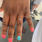 Bague Cercle en Argent Sterling 925 portée par une cliente sur son auriculaire, mettant en valeur la simplicité et l'élégance du design discret.