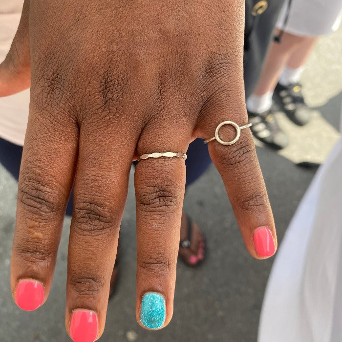 Bague Cercle en Argent Sterling 925 portée par une cliente sur son auriculaire, mettant en valeur la simplicité et l'élégance du design discret.