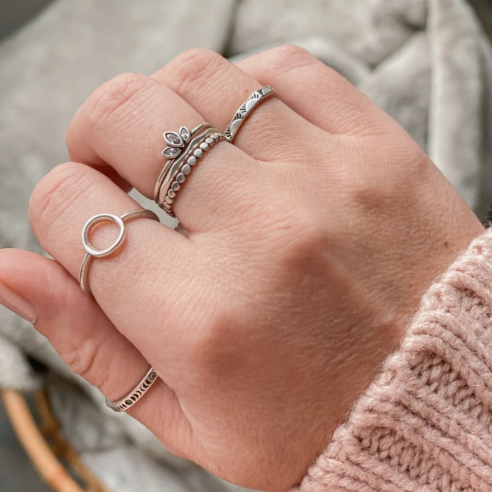 Bague Cercle en Argent Sterling 925 portée sur le majeur, accompagnée d'autres bagues, créant une combinaison élégante et moderne.
