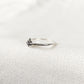 Bague Estrella en Argent Sterling 925 vue de côté, mettant en valeur l'étoile centrale et le zircon lumineux, sur un fond blanc minimaliste.