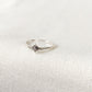 Bague Estrella en Argent Sterling 925 vue de haut, avec une étoile pleine au centre et un zircon brillant, capturant l'élégance du design minimaliste.