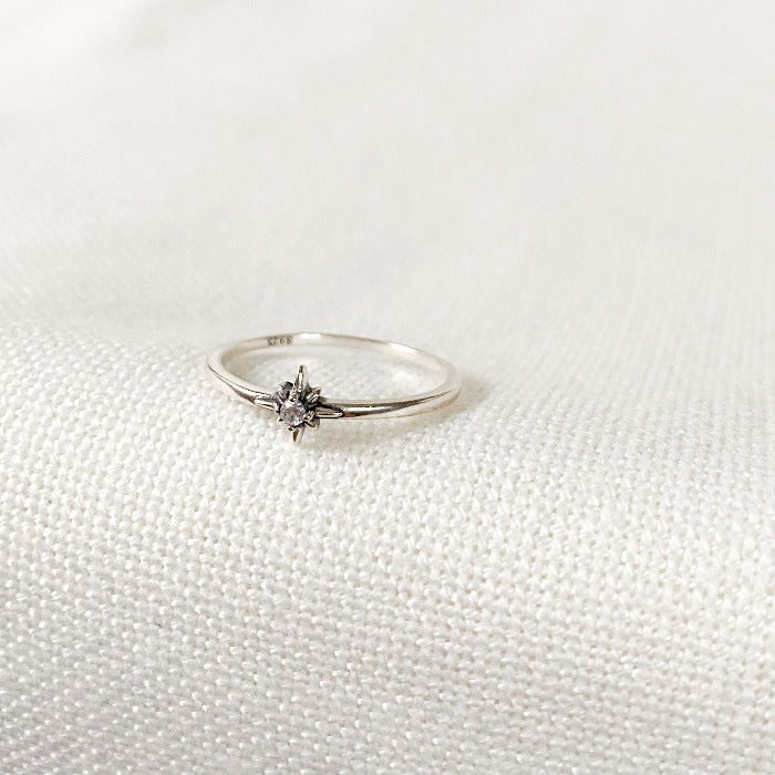 Bague Estrella en Argent Sterling 925 vue de haut, avec une étoile pleine au centre et un zircon brillant, capturant l'élégance du design minimaliste.