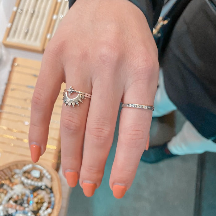 Bague Estrella en Argent Sterling 925 avec étoile et zircon, portée sur l'annulaire, accompagnée des bagues Soley et Moonphase, créant une combinaison harmonieuse et sophistiquée.