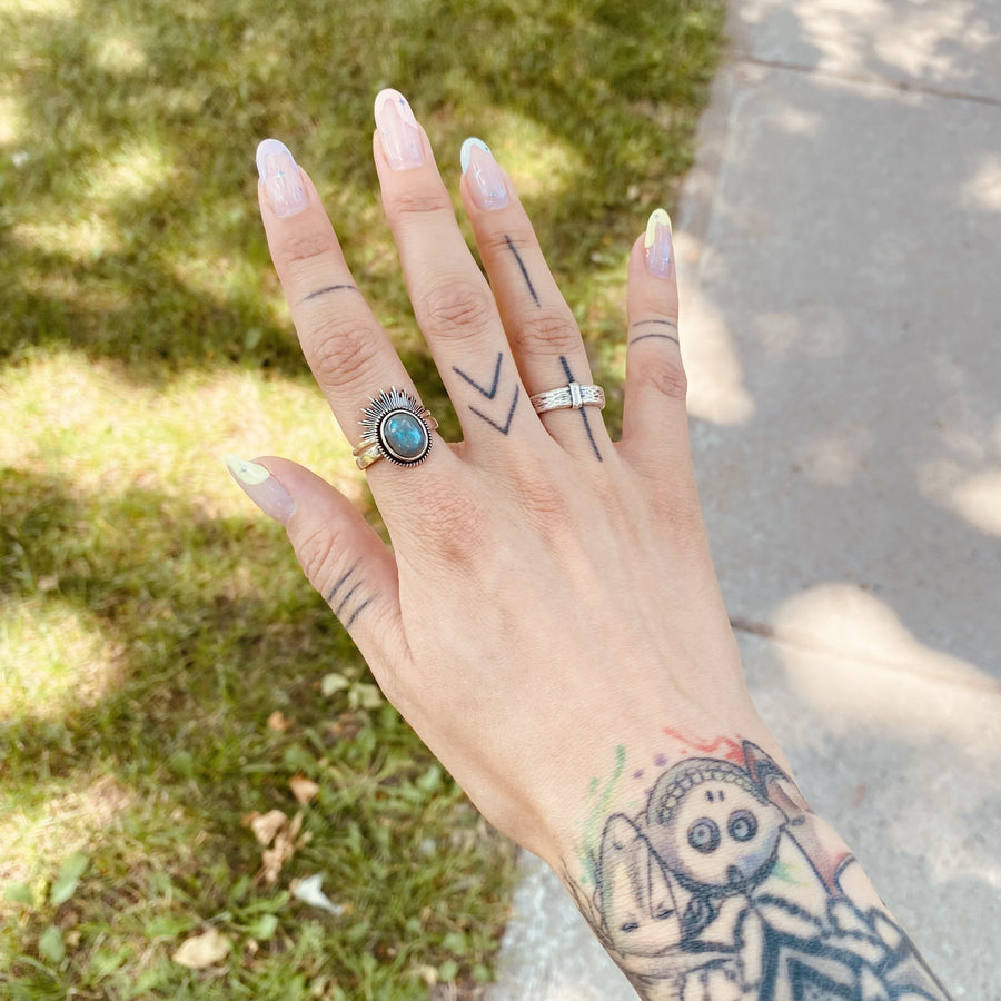 Photo cliente portant Bague en argent sterling 925 et Labradorite | MORGANE