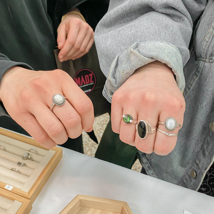Photo cliente portant MOONSTONE | Bague en argent sterling 925 et pierre de lune