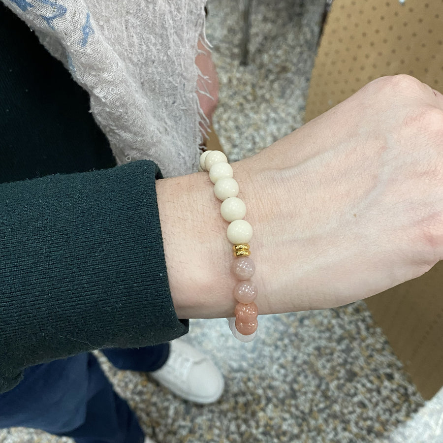 Photo cliente portant ECLAT DE SOLEIL Bracelet - Sunstones, White Quartz, River Stones and Golden Stainless Steel