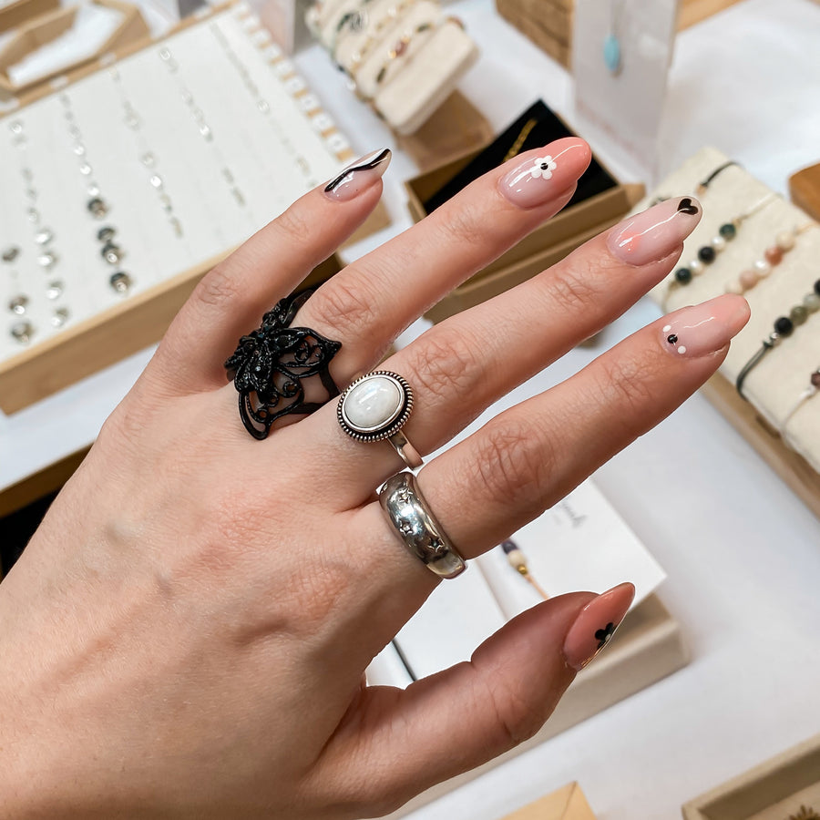 Photo cliente portant MOONSTONE | Bague en argent sterling 925 et pierre de lune