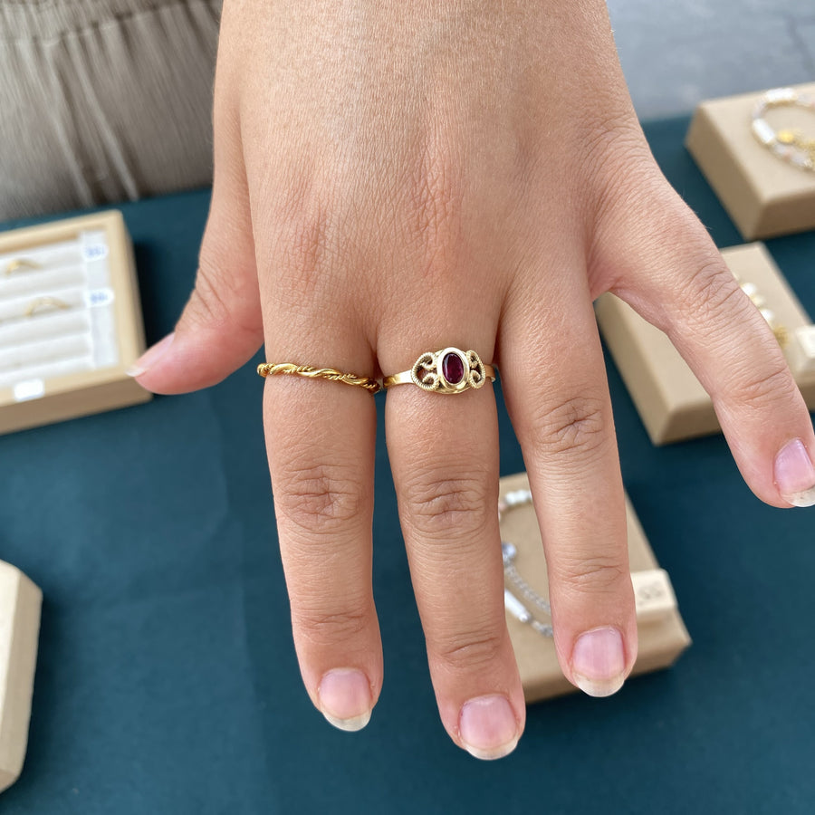 Photo cliente portant Bague torsadée en acier inoxydable plaqué or 18K | RHÉA