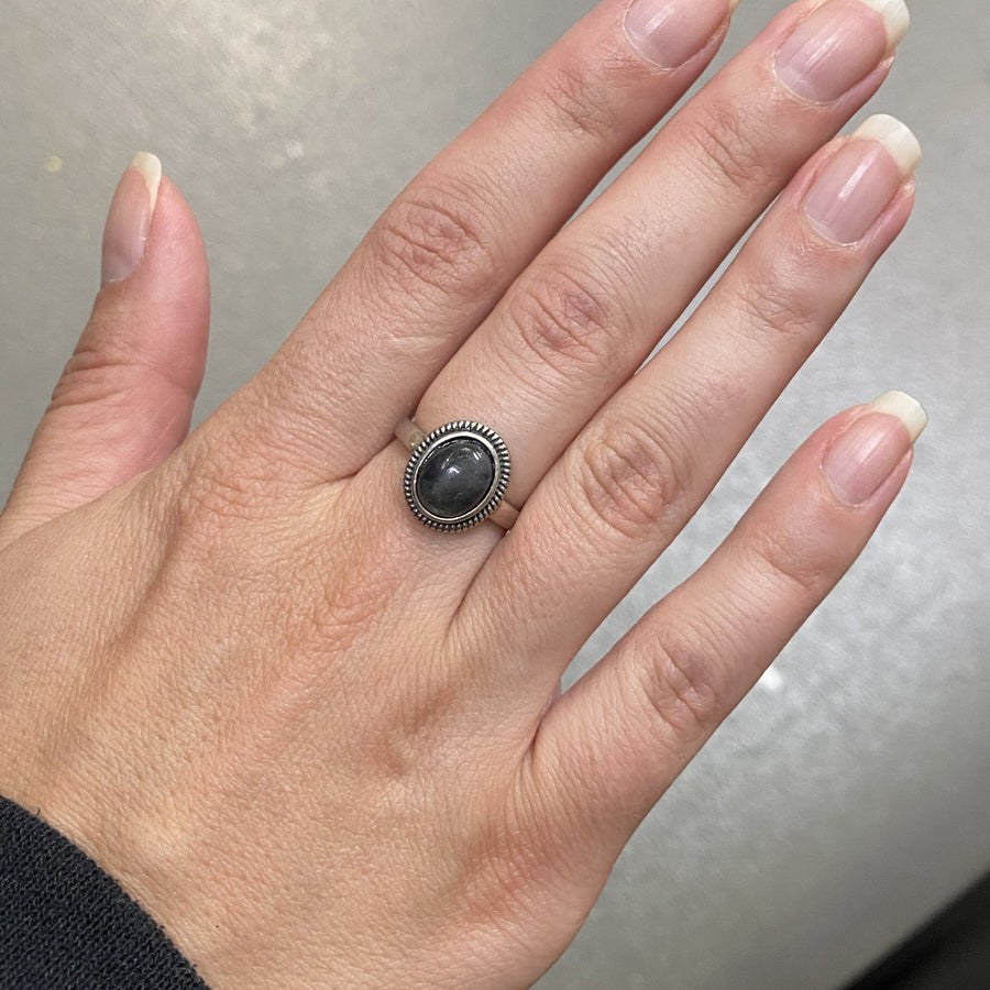 Photo cliente portant Bague en argent sterling 925 et Labradorite | MORGANE