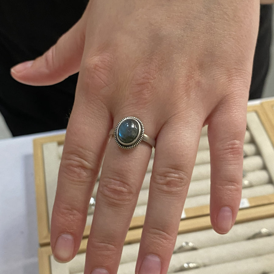 Photo cliente portant Bague en argent sterling 925 et Labradorite | MORGANE