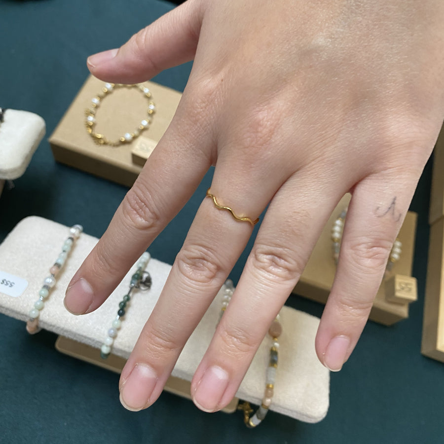 Photo cliente portant Bague ondulée dorée en acier inoxydable plaqué or 18K | NAÏA